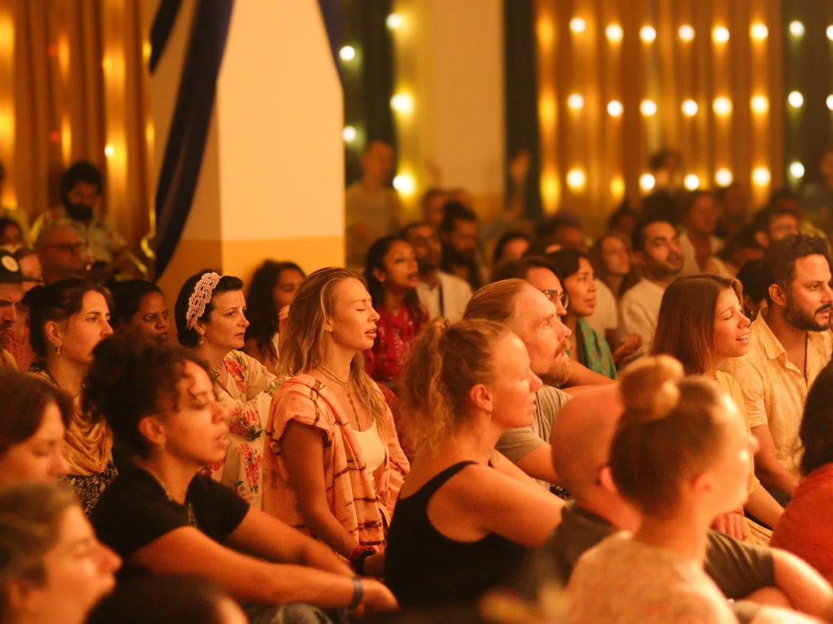 A packed warm evening of song at the Rishikesh Kirtan Mela