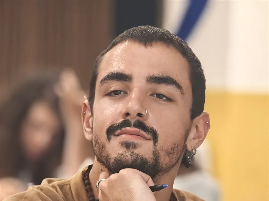 An attentive face during an evening class